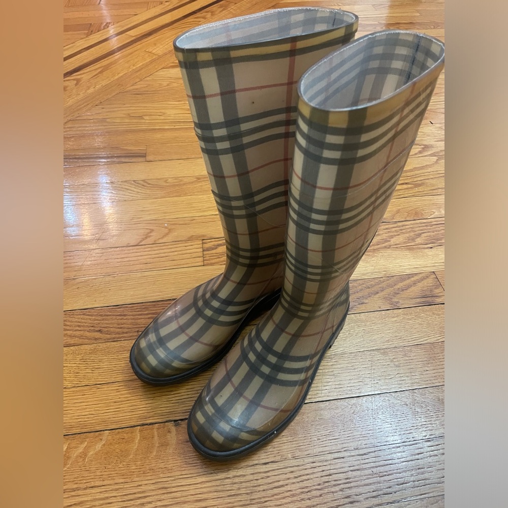 Burberry rain boots size 40